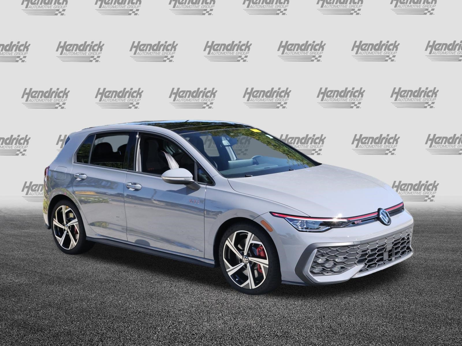 Used 2025 Volkswagen Golf SE FWD image 2