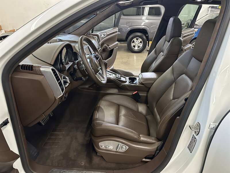 Used 2015 Porsche Cayenne Turbo w/ Premium Plus Package AWD/4WD image 11