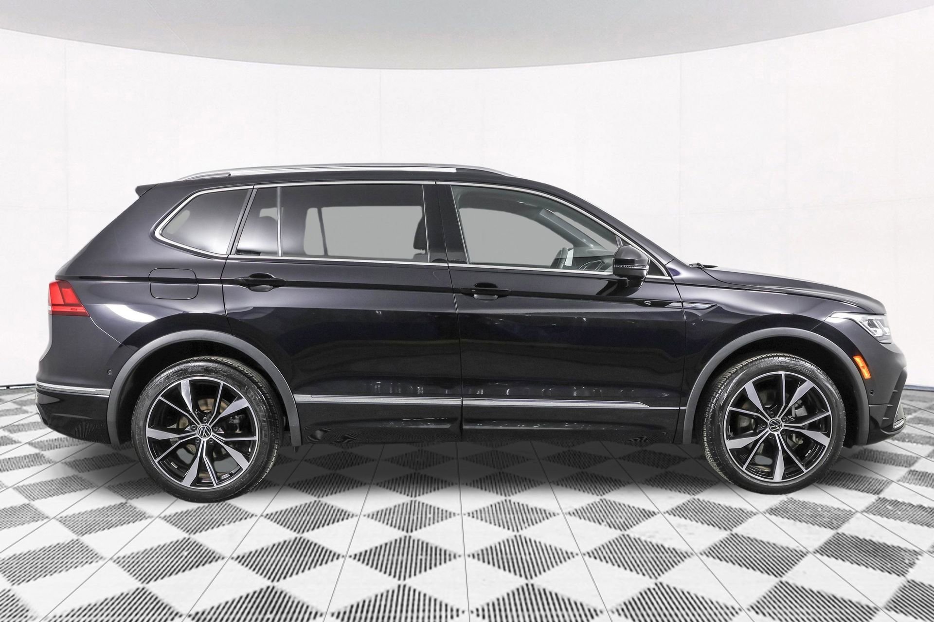 Used 2022 Volkswagen Tiguan SEL R-Line image 15