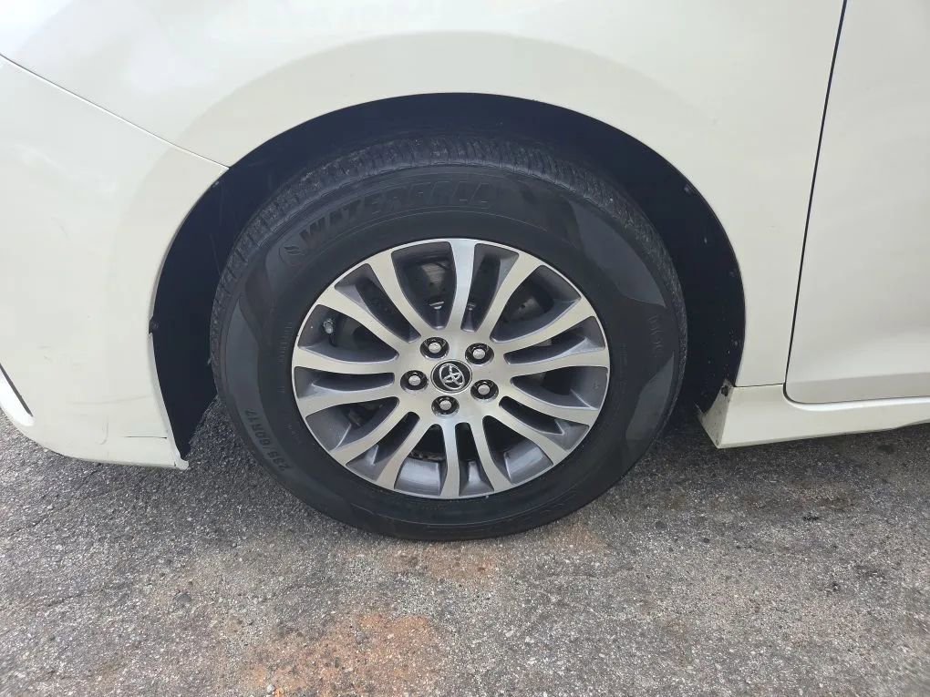 Used 2018 Toyota Sienna XLE w/ XLE Navigation Package image 21