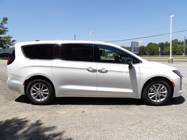 New 2027 Chrysler Pacifica Select FWD image 5