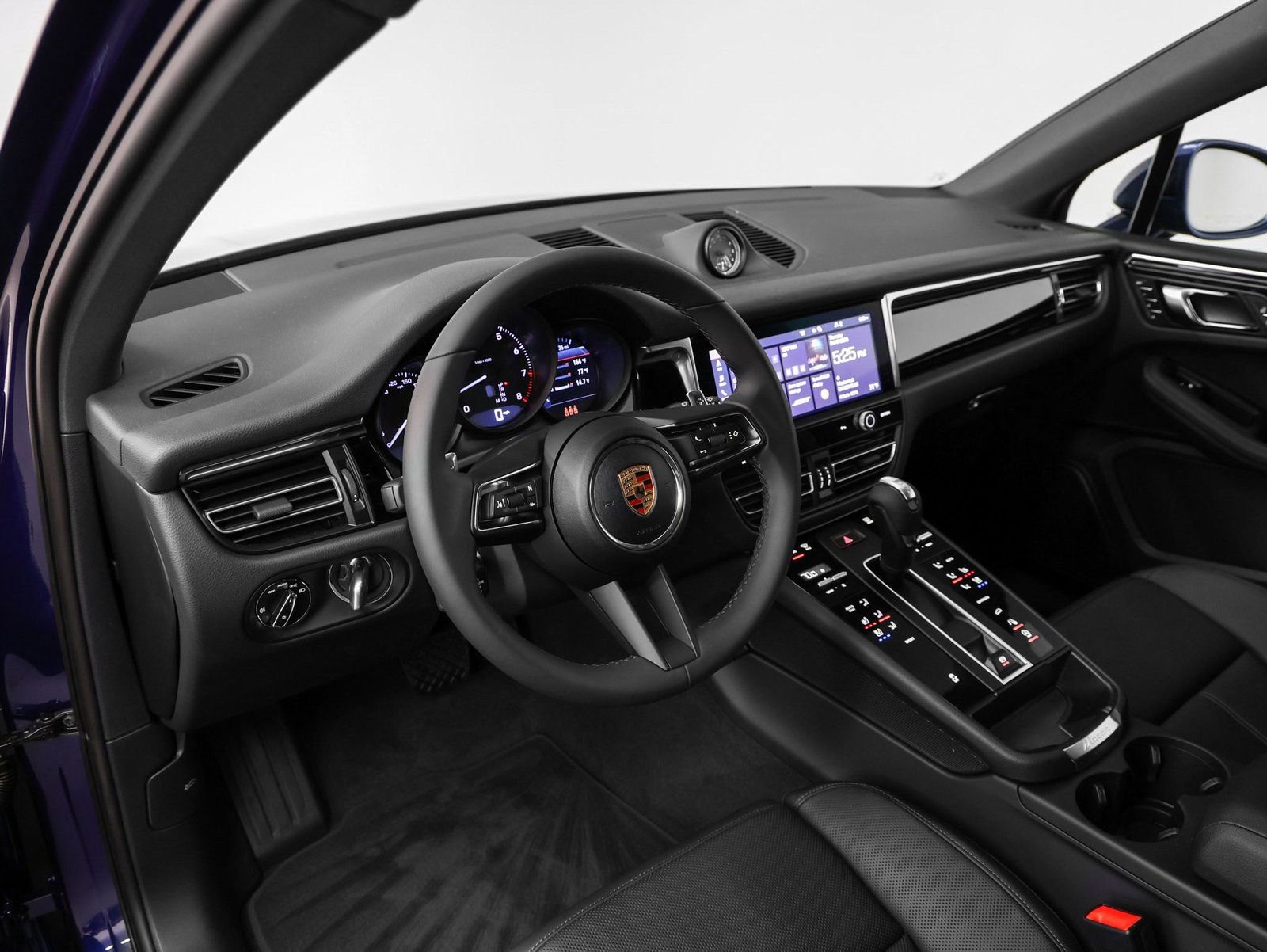 Certified 2025 Porsche Macan image 4