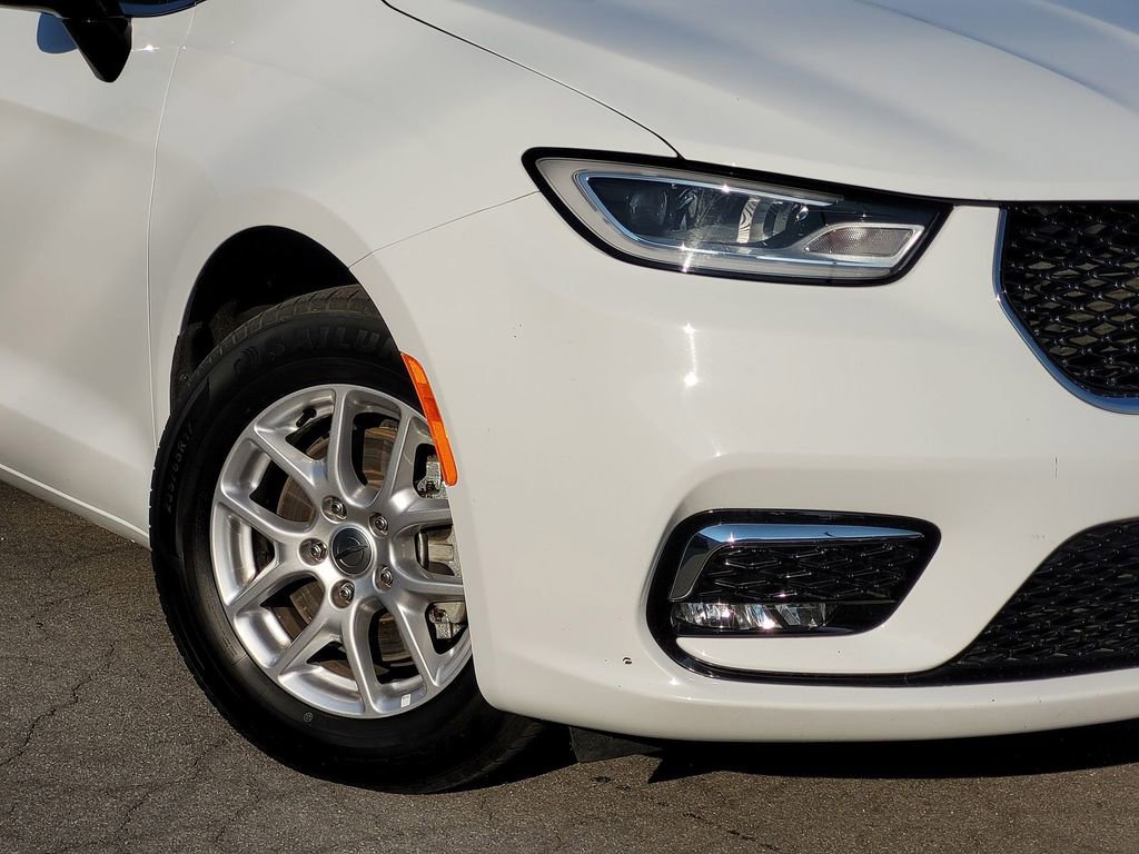 Used 2024 Chrysler Pacifica Touring-L image 9