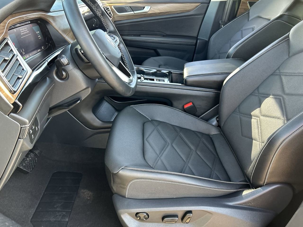 Used 2024 Volkswagen Atlas SE AWD/4WD image 16