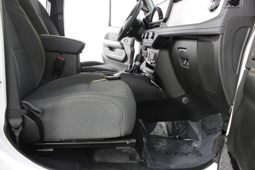 Used 2025 Jeep Wrangler Unlimited Sahara AWD/4WD image 19