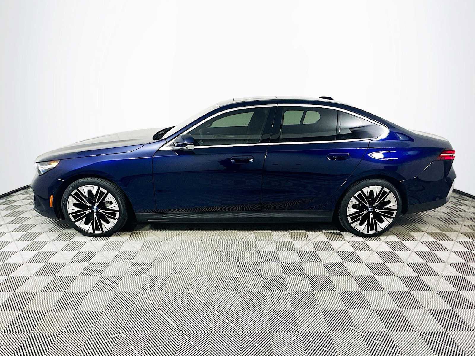 Used 2025 BMW i5 eDrive40i w/ Premium Package image 4