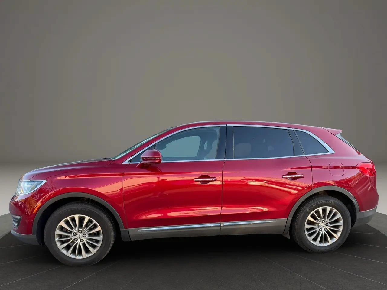 Used 2016 Lincoln MKX Select w/ Select Plus Package AWD/4WD image 8