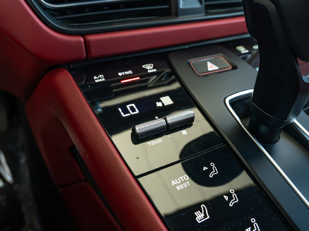 Certified 2023 Porsche Macan AWD/4WD image 11