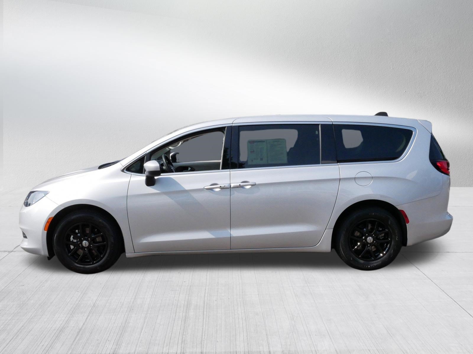 Used 2023 Chrysler Voyager LX FWD image 4