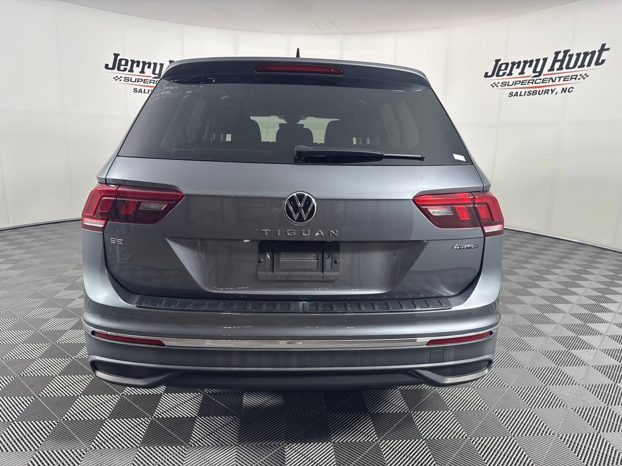 Used 2023 Volkswagen Tiguan SE w/ Panoramic Sunroof Package AWD/4WD image 8