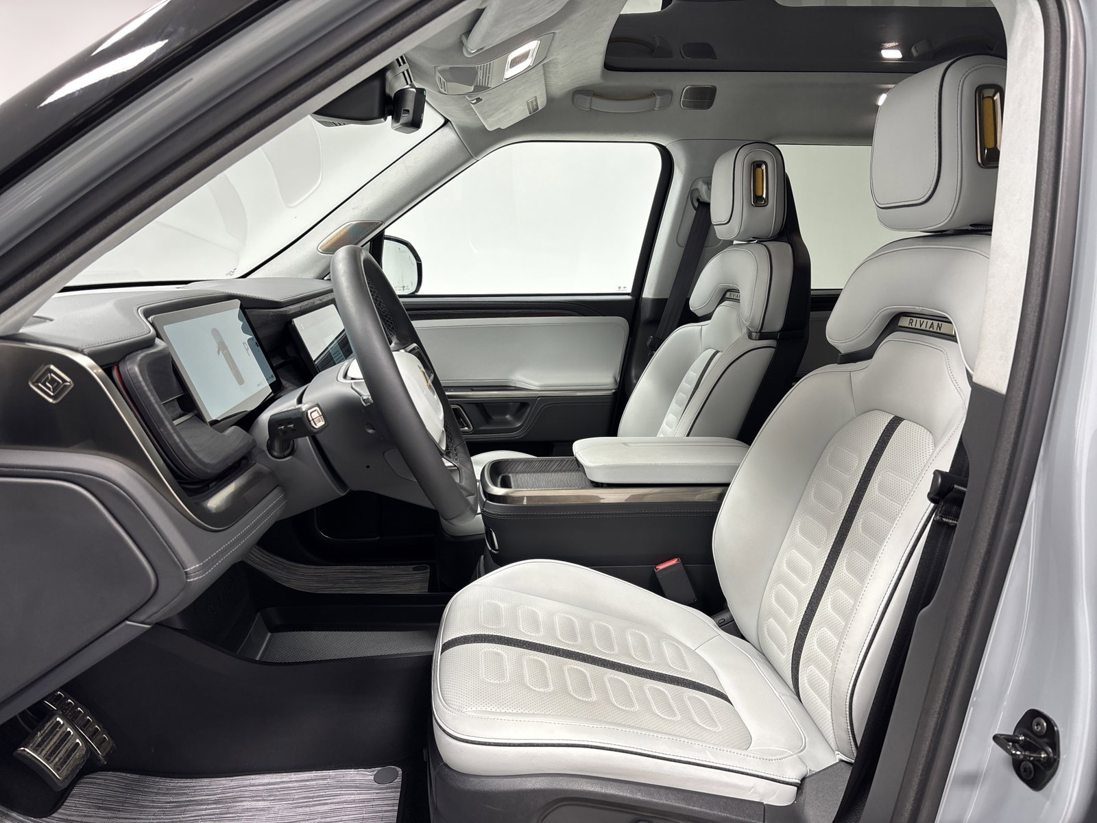 Used 2024 Rivian R1S Adventure image 20