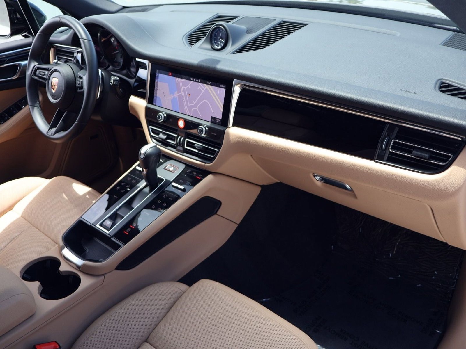 Certified 2025 Porsche Macan AWD/4WD image 25