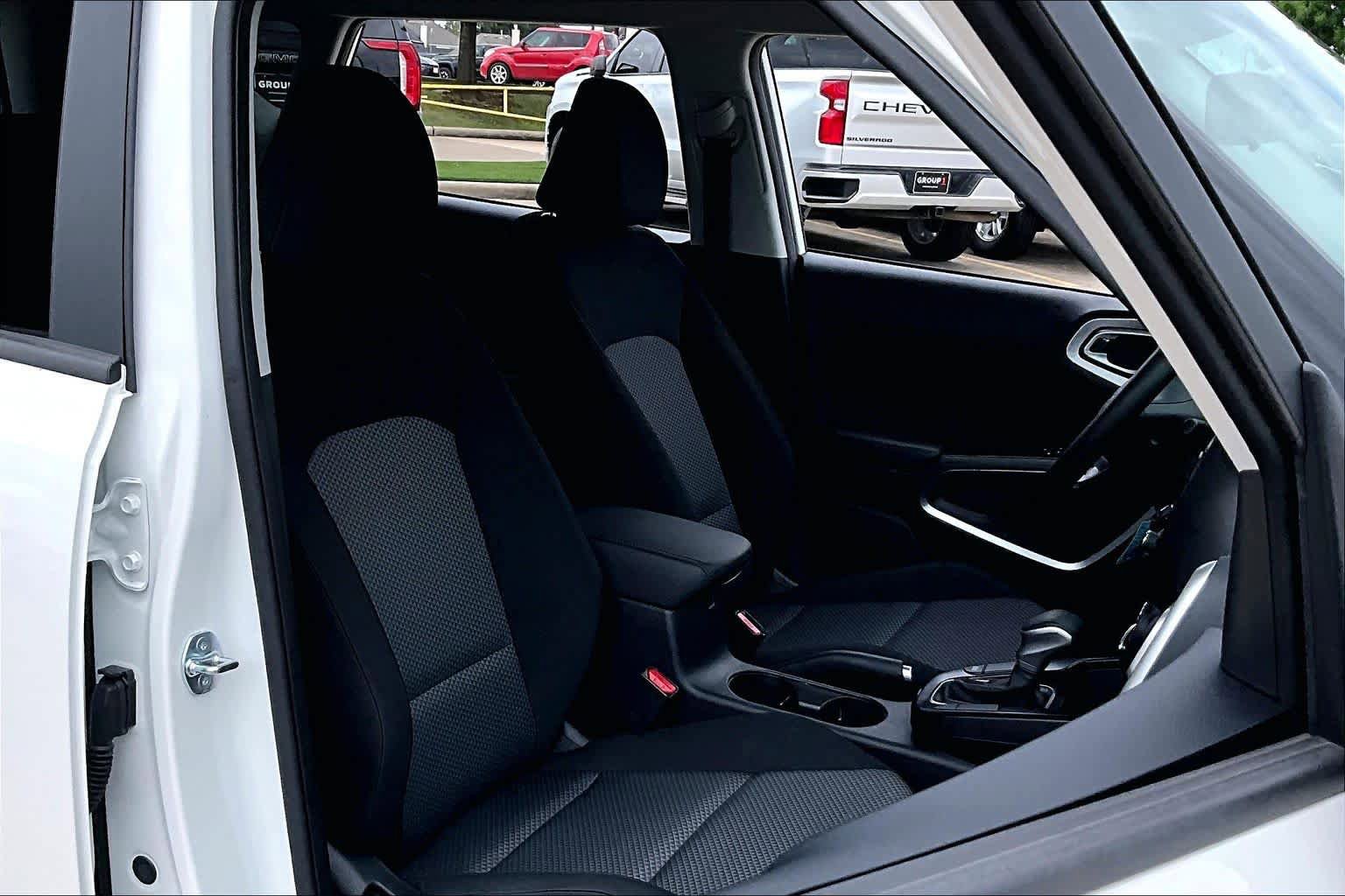 Used 2025 Kia Soul LX w/ LX Technology Package image 9