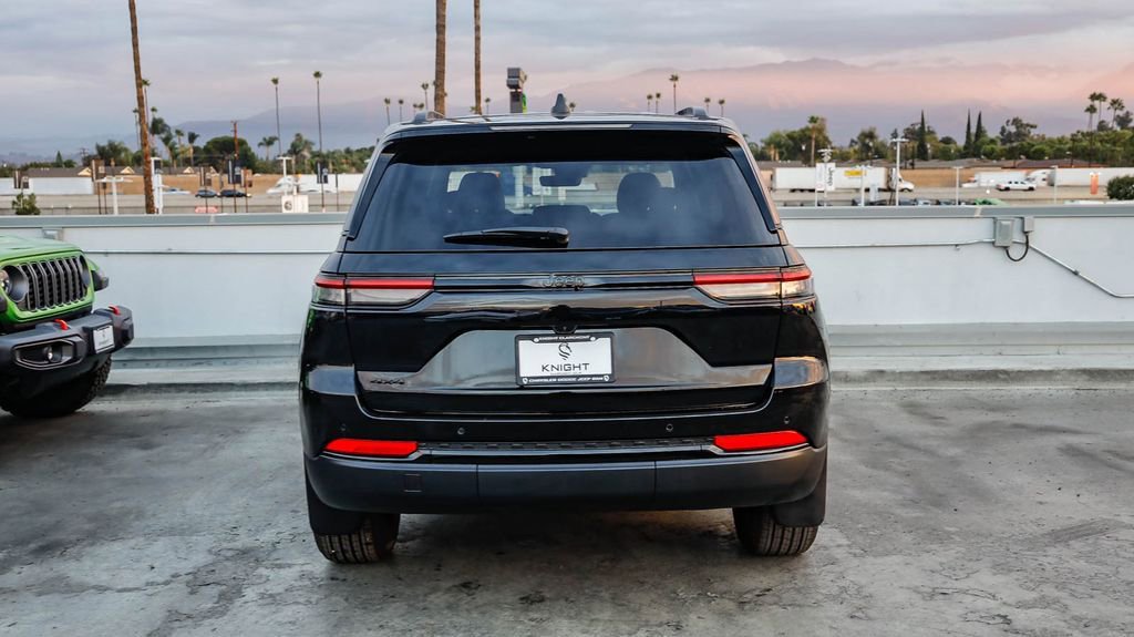 New 2025 Jeep Grand Cherokee Altitude image 8