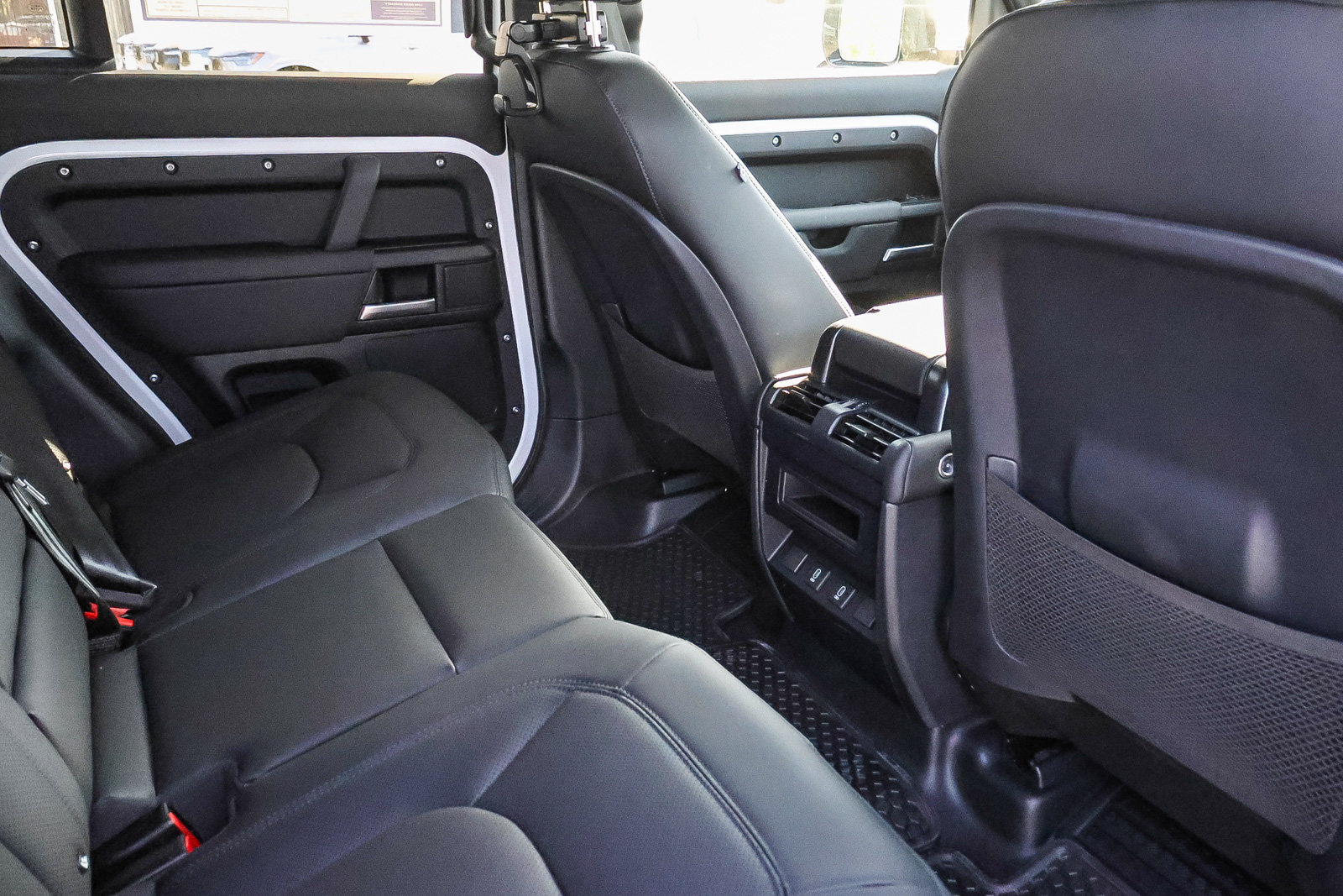 New 2026 Land Rover Defender 110 X-Dynamic SE AWD/4WD image 17