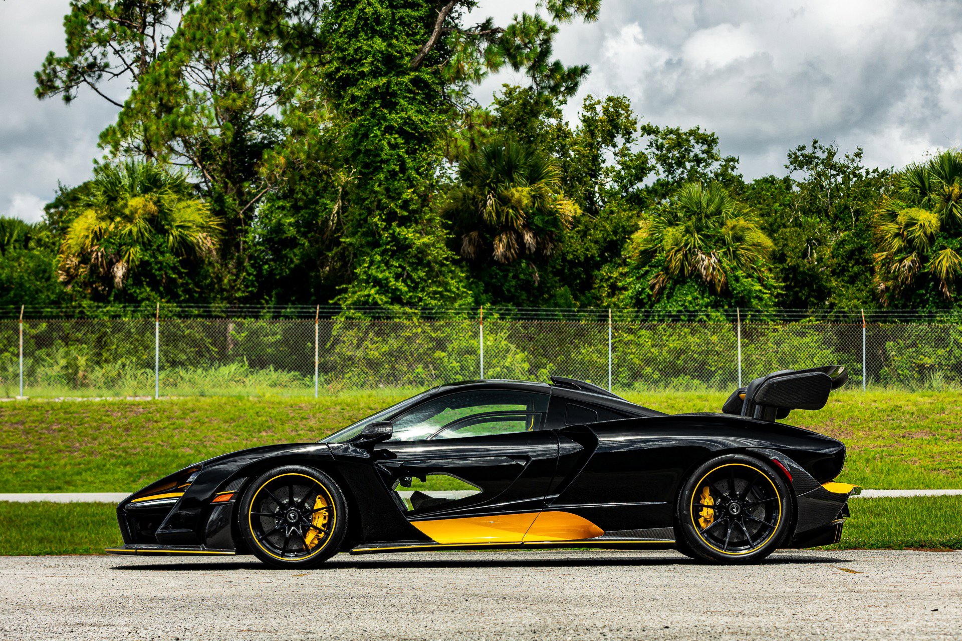 Used 2019 McLaren Senna image 92