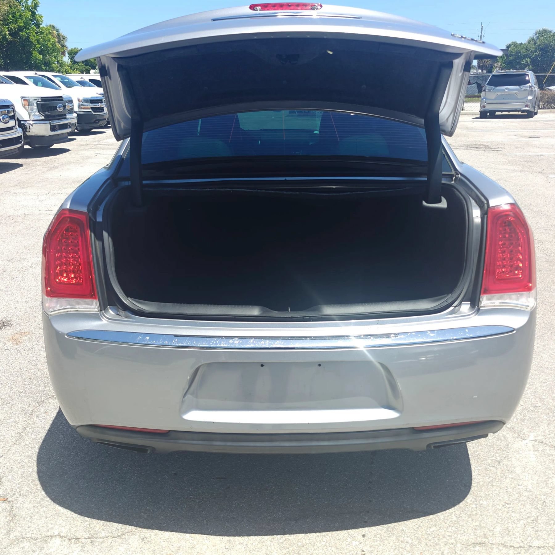 Used 2018 Chrysler 300 Limited RWD image 7