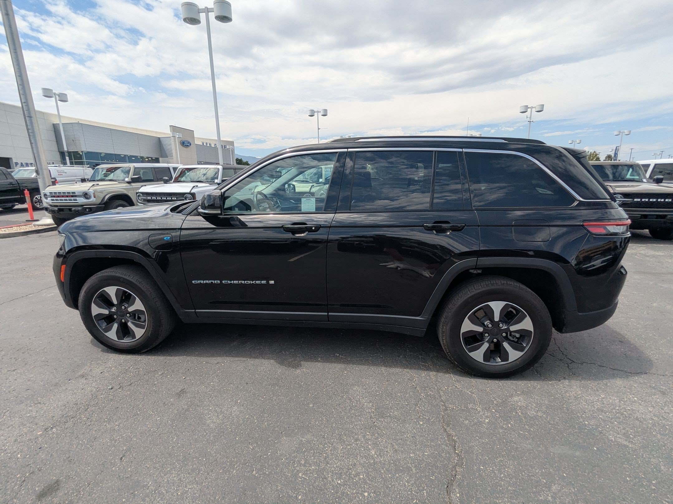 Used 2023 Jeep Grand Cherokee 4WD 4xe image 7