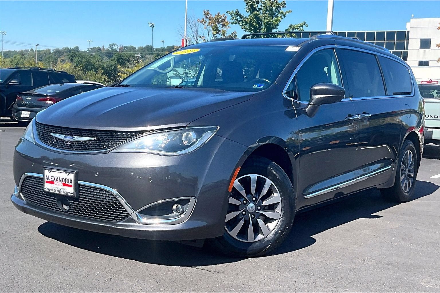 Used 2019 Chrysler Pacifica Touring-L Plus w/ Advanced Safetytec Group FWD image 1