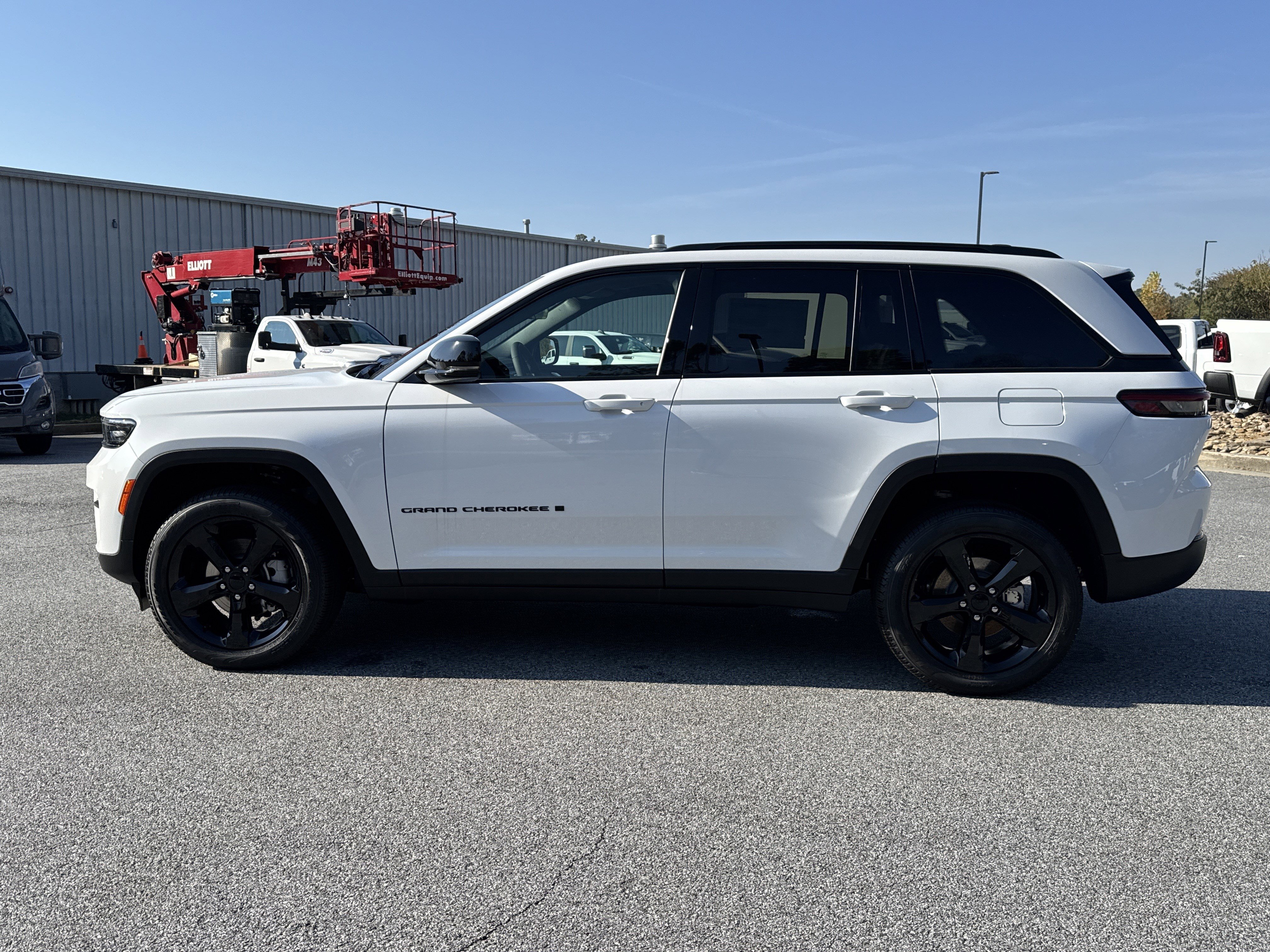 New 2025 Jeep Grand Cherokee Limited w/ Black Appearance Package image 4