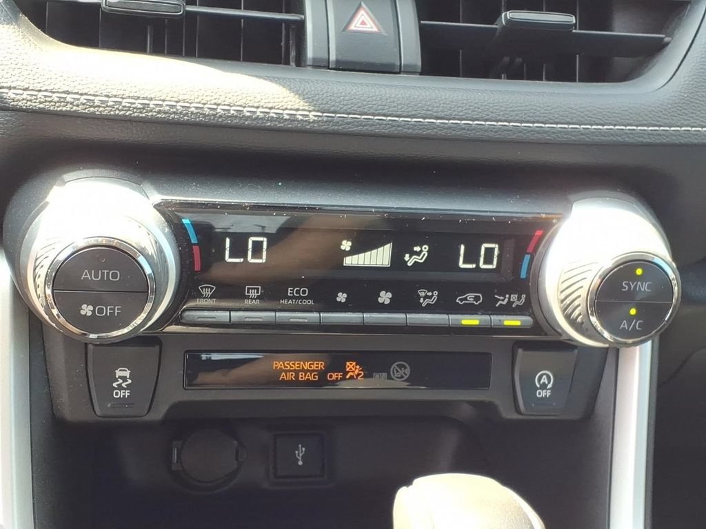 Used 2021 Toyota RAV4 XLE AWD/4WD image 21