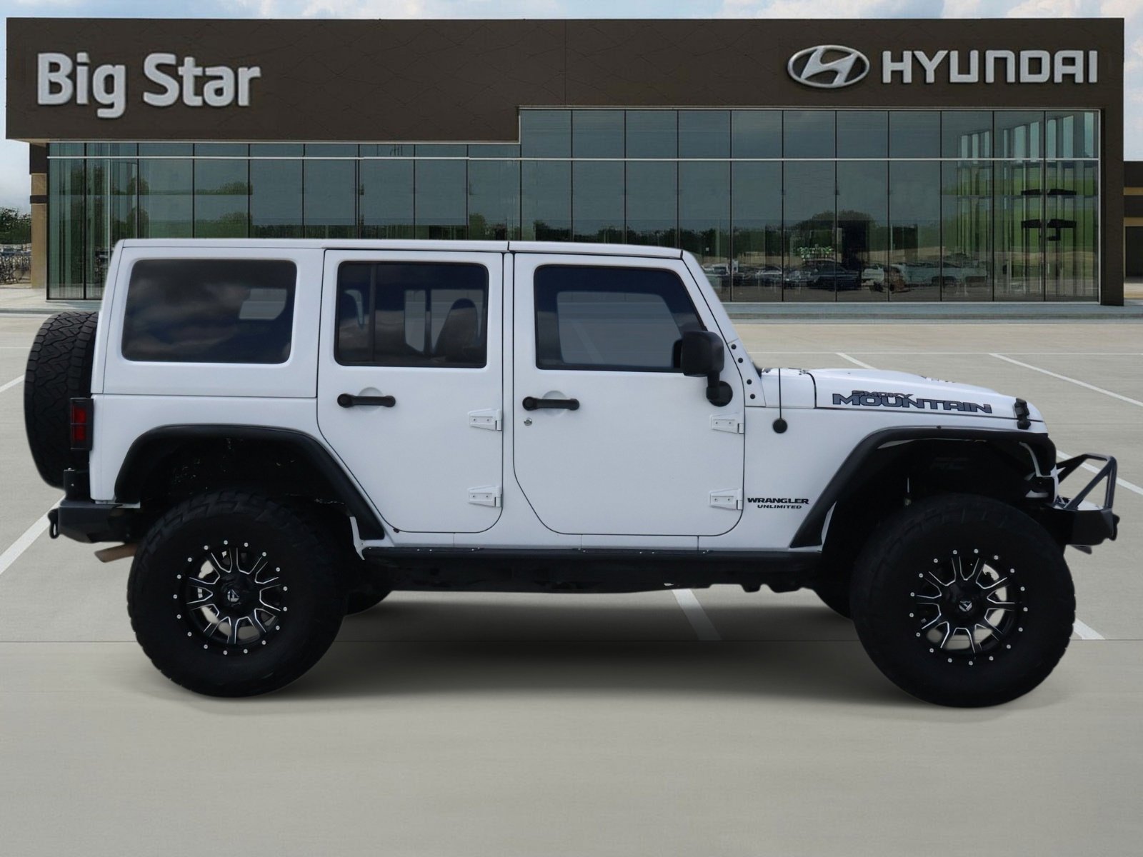 Used 2017 Jeep Wrangler Unlimited Sahara AWD/4WD image 5