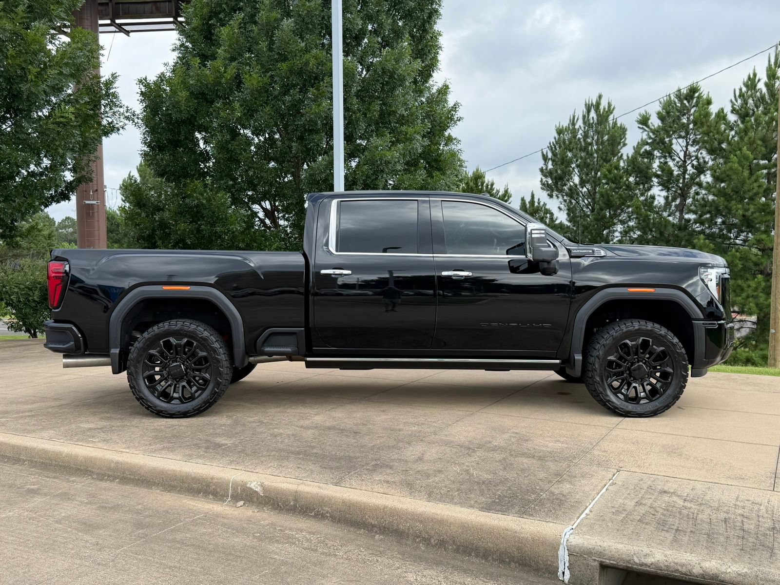 Used 2026 GMC Sierra 2500 Denali Ultimate w/ LPO, Black Badging Package AWD/4WD image 7