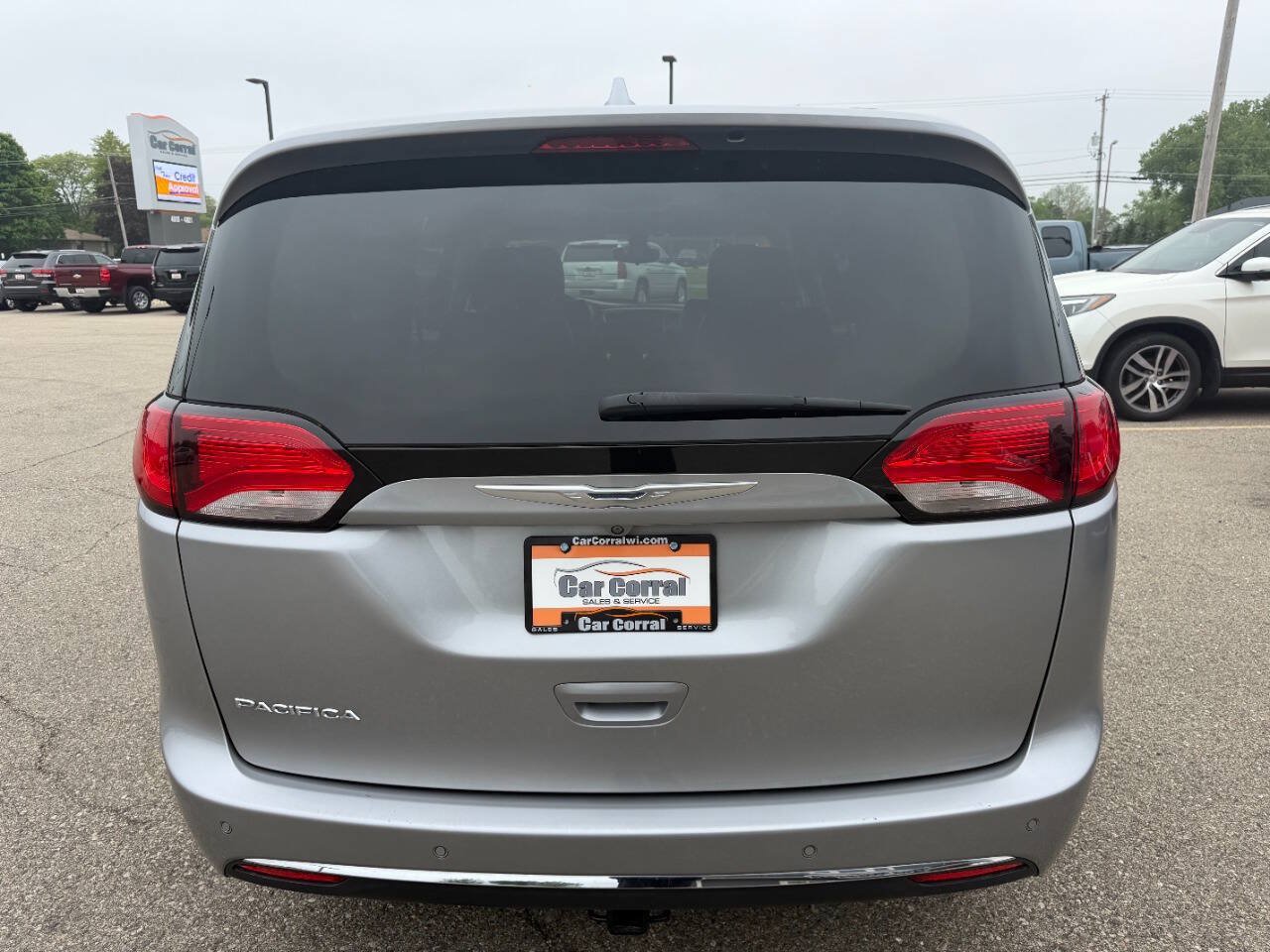 Used 2017 Chrysler Pacifica Touring-L FWD image 4