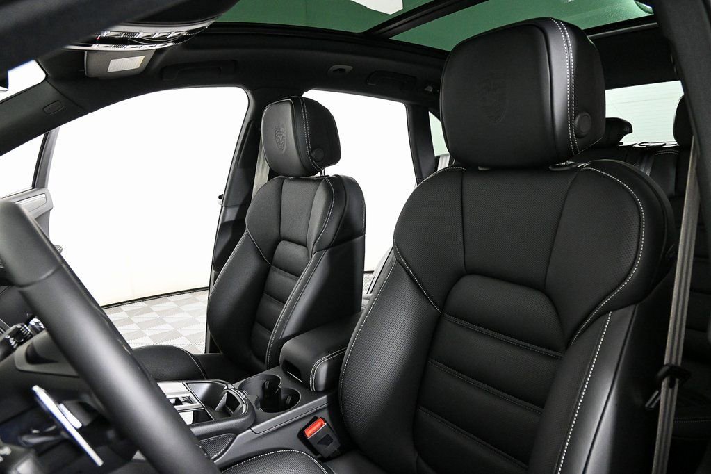 Certified 2026 Porsche Macan AWD/4WD image 5