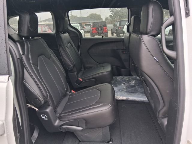 Used 2026 Chrysler Pacifica Select image 5