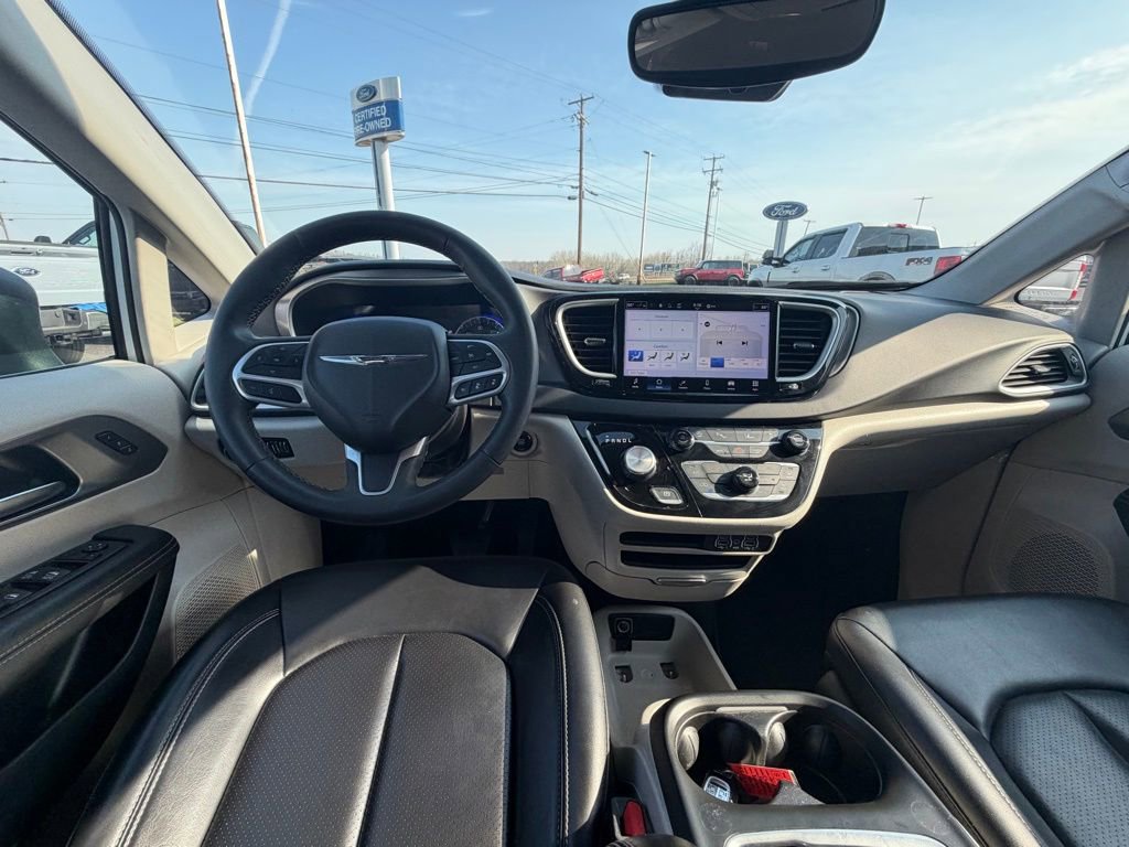 Used 2023 Chrysler Pacifica Touring-L image 17