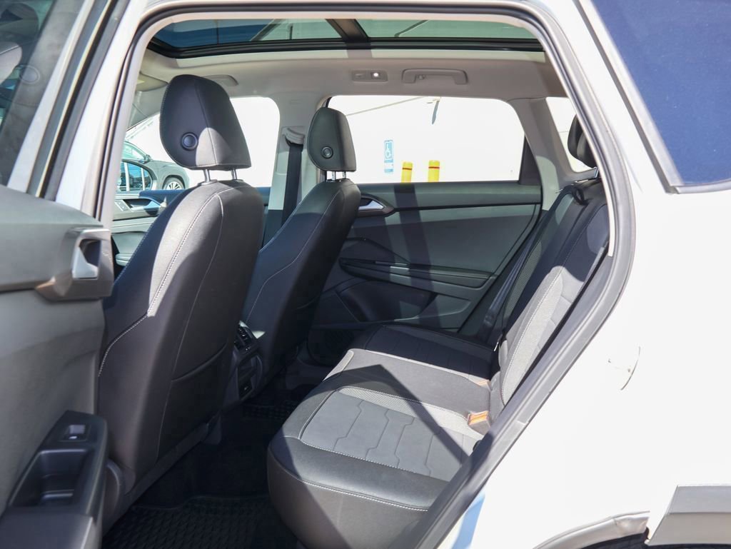 Certified 2025 Volkswagen Taos SE FWD image 15