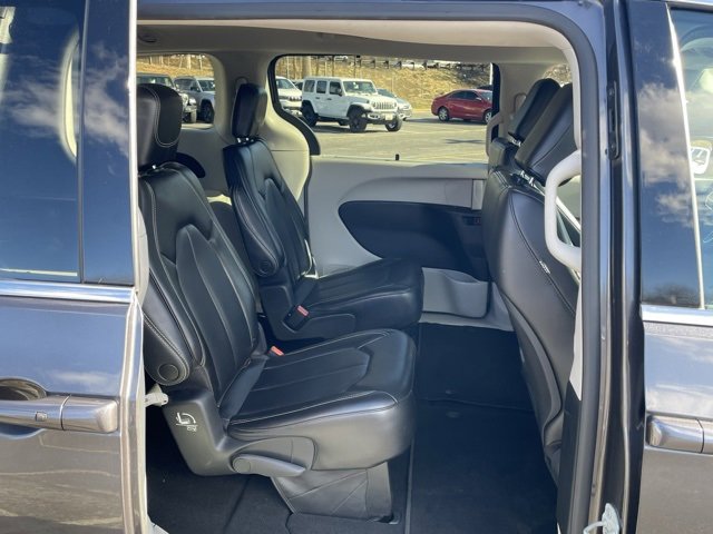 Used 2023 Chrysler Pacifica Touring-L image 30