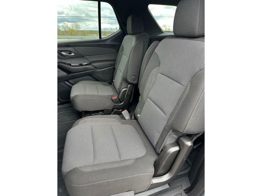 Used 2023 Chevrolet Traverse LT FWD image 16