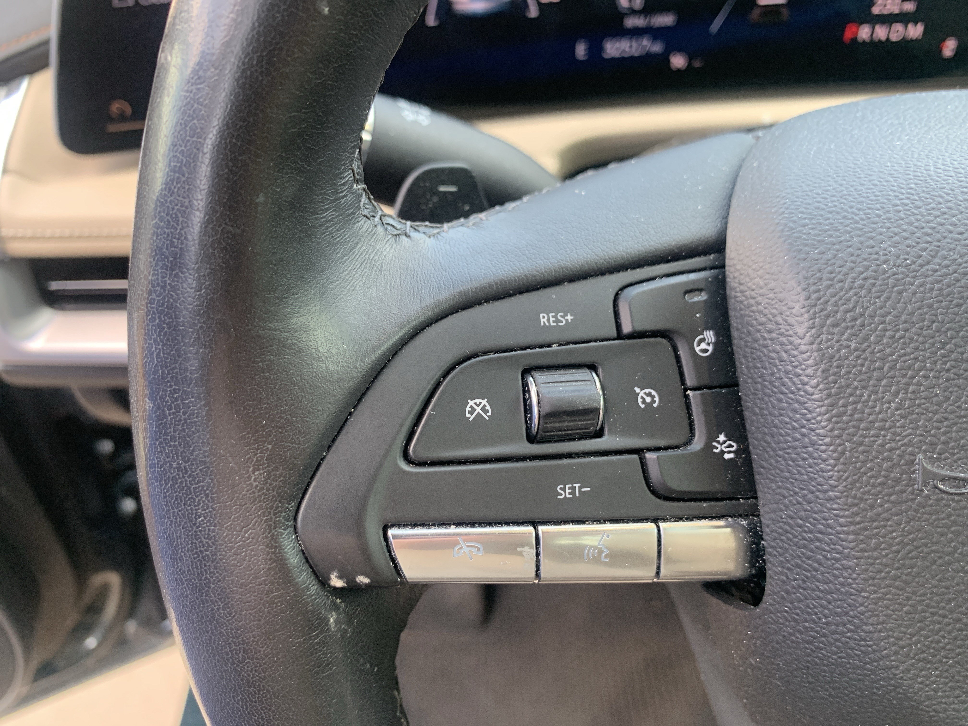 Used 2024 Cadillac XT4 Luxury w/ Cold Weather Package FWD image 19