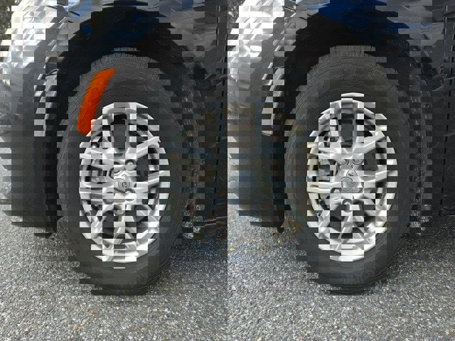 Used 2024 Chrysler Voyager LX image 4