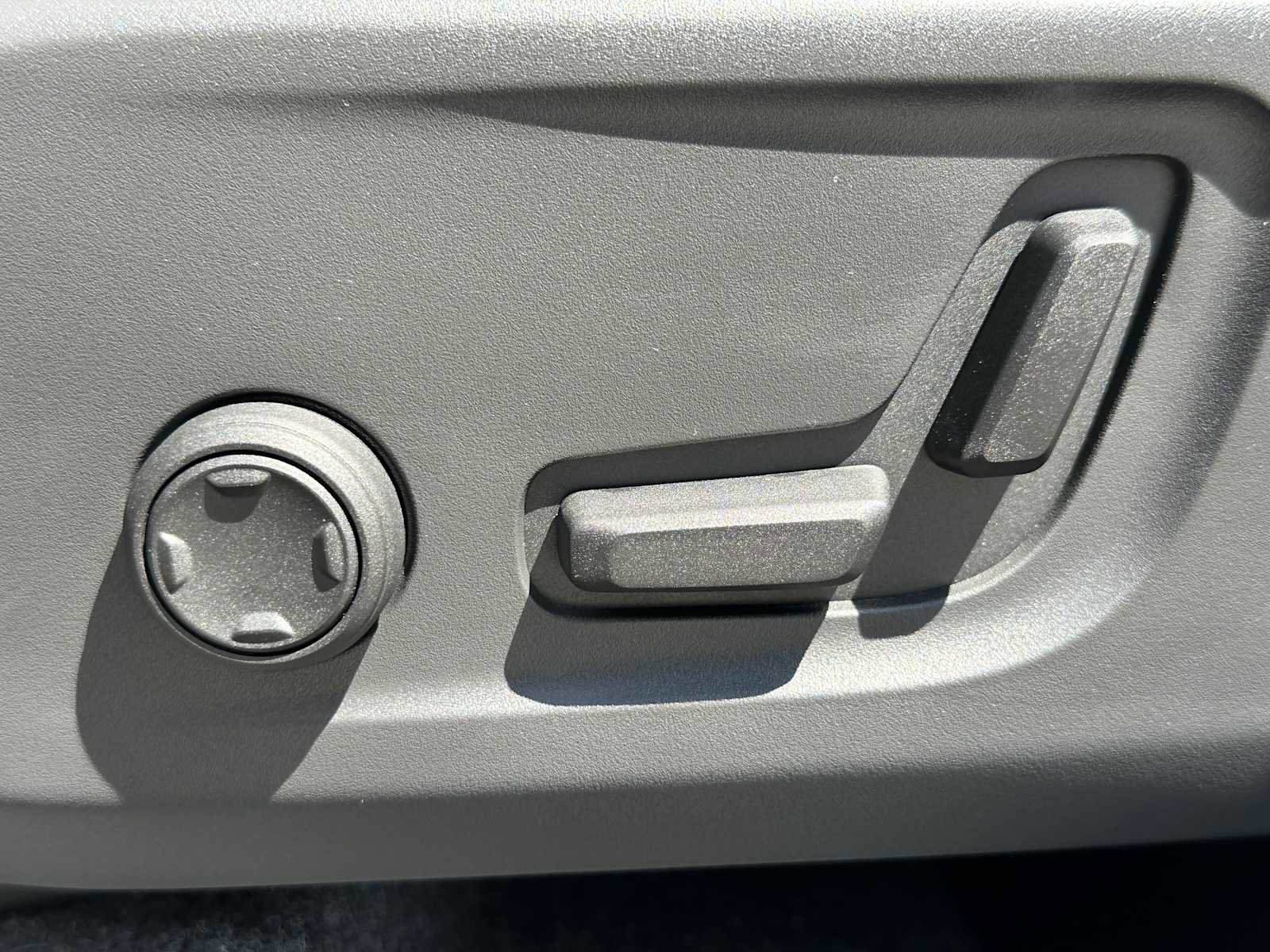 New 2025 Volvo XC40 B5 Plus w/ Protection Package Premier image 22