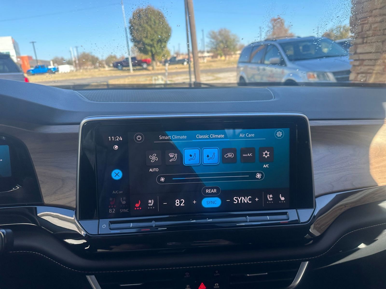 Used 2025 Volkswagen Atlas SE image 20