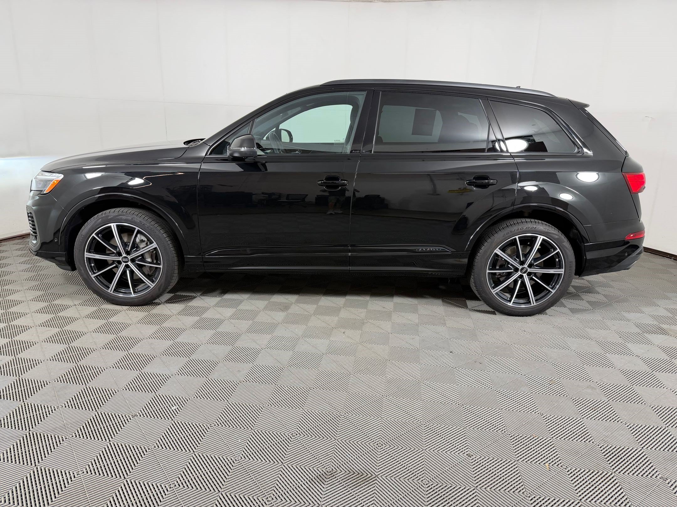 Used 2025 Audi Q7 2.0T Premium Plus w/ Premium Plus Package AWD/4WD image 2