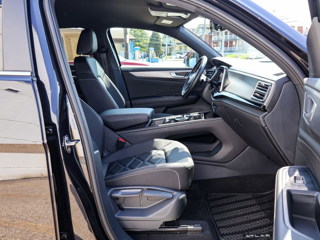 Certified 2025 Volkswagen Atlas Cross Sport SE AWD/4WD image 28