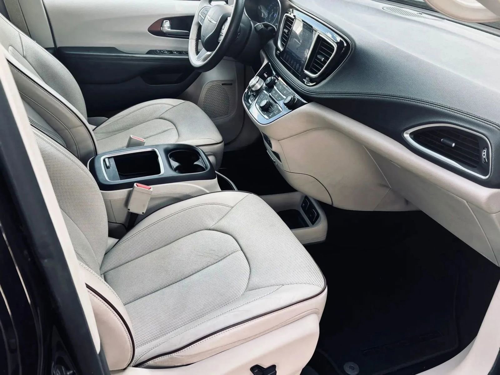 Used 2017 Chrysler Pacifica Limited FWD image 15