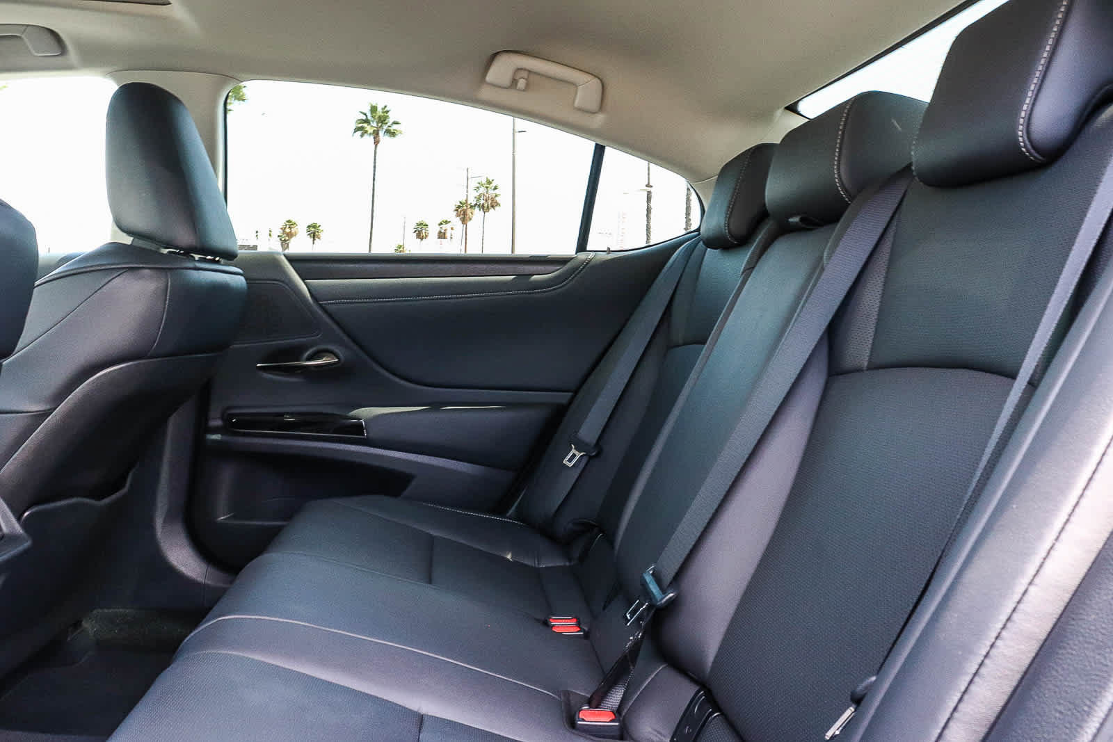 Used 2025 Lexus ES 300h w/ Premium Package FWD image 25