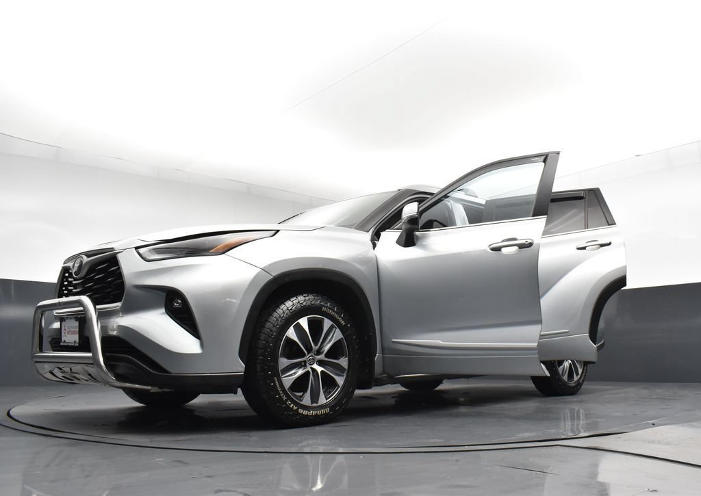 Used 2022 Toyota Highlander XLE AWD/4WD image 31