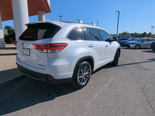 Used 2018 Toyota Highlander XLE AWD/4WD image 32