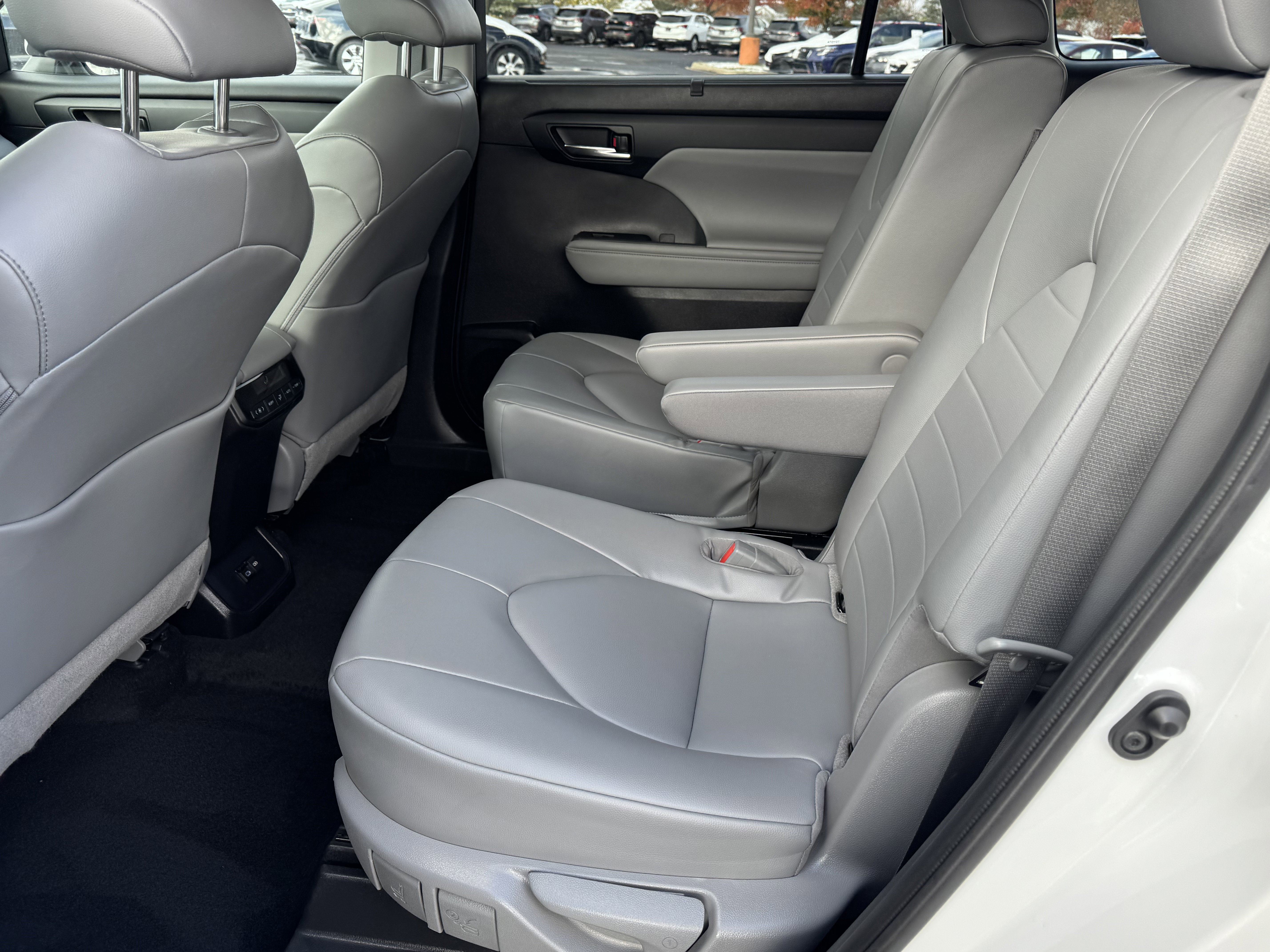 Used 2022 Toyota Highlander XLE image 17