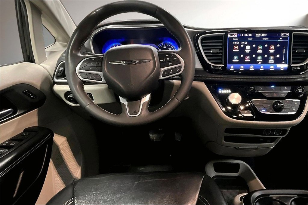 Used 2022 Chrysler Pacifica Touring-L image 9