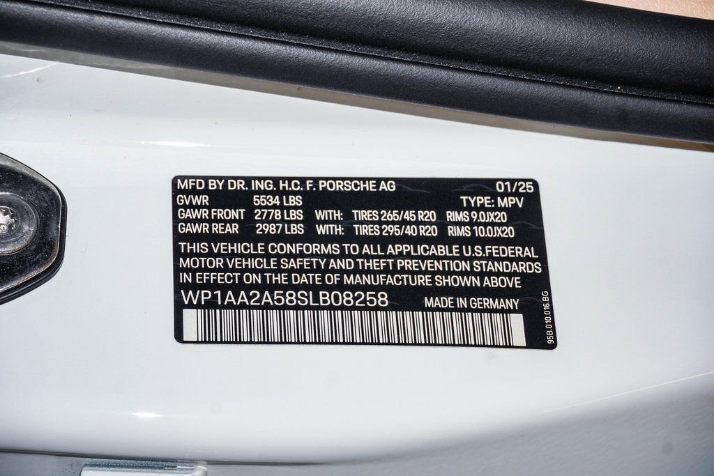 Certified 2025 Porsche Macan AWD/4WD image 29
