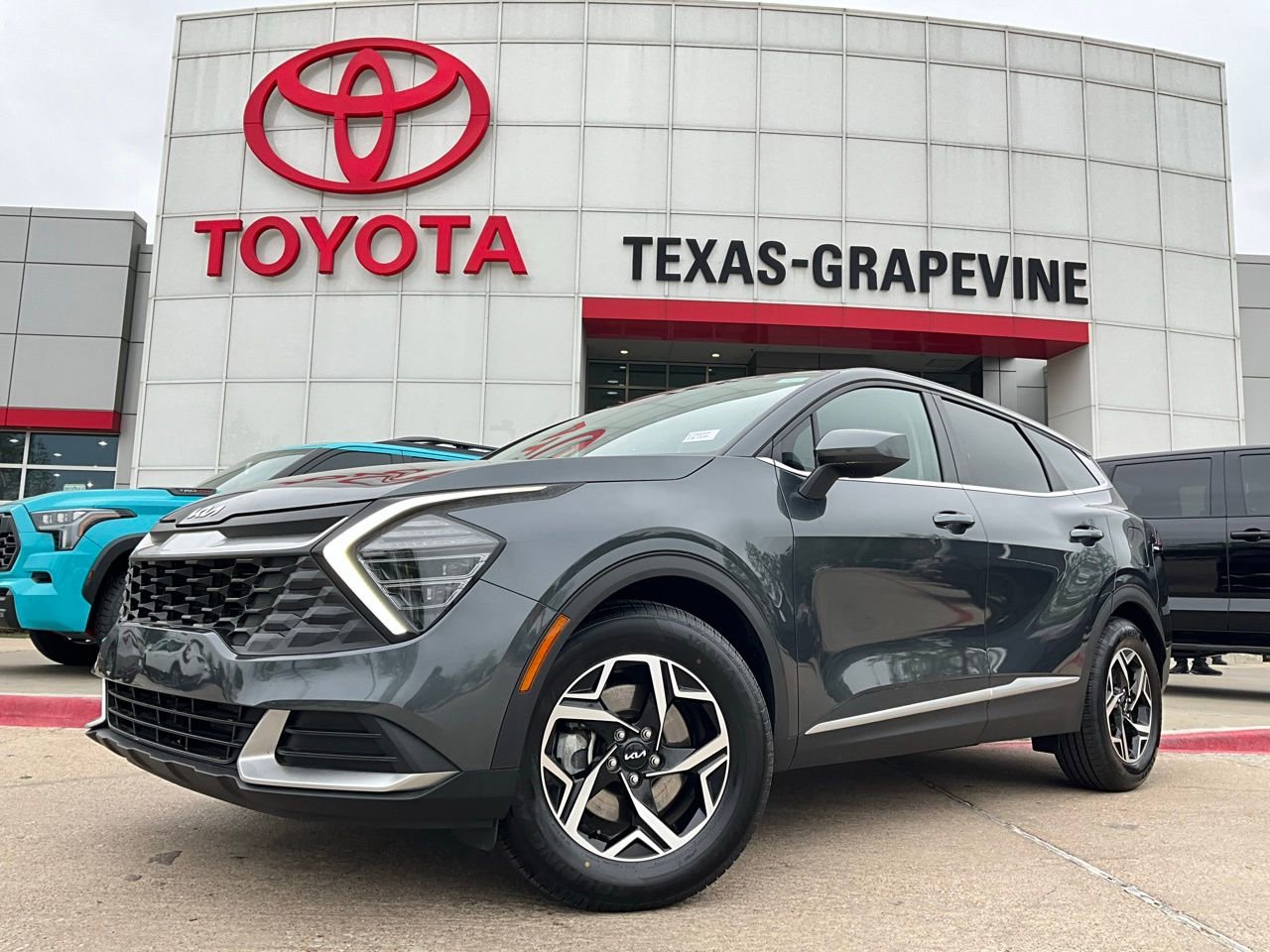 Used 2025 Kia Sportage LX FWD image 2