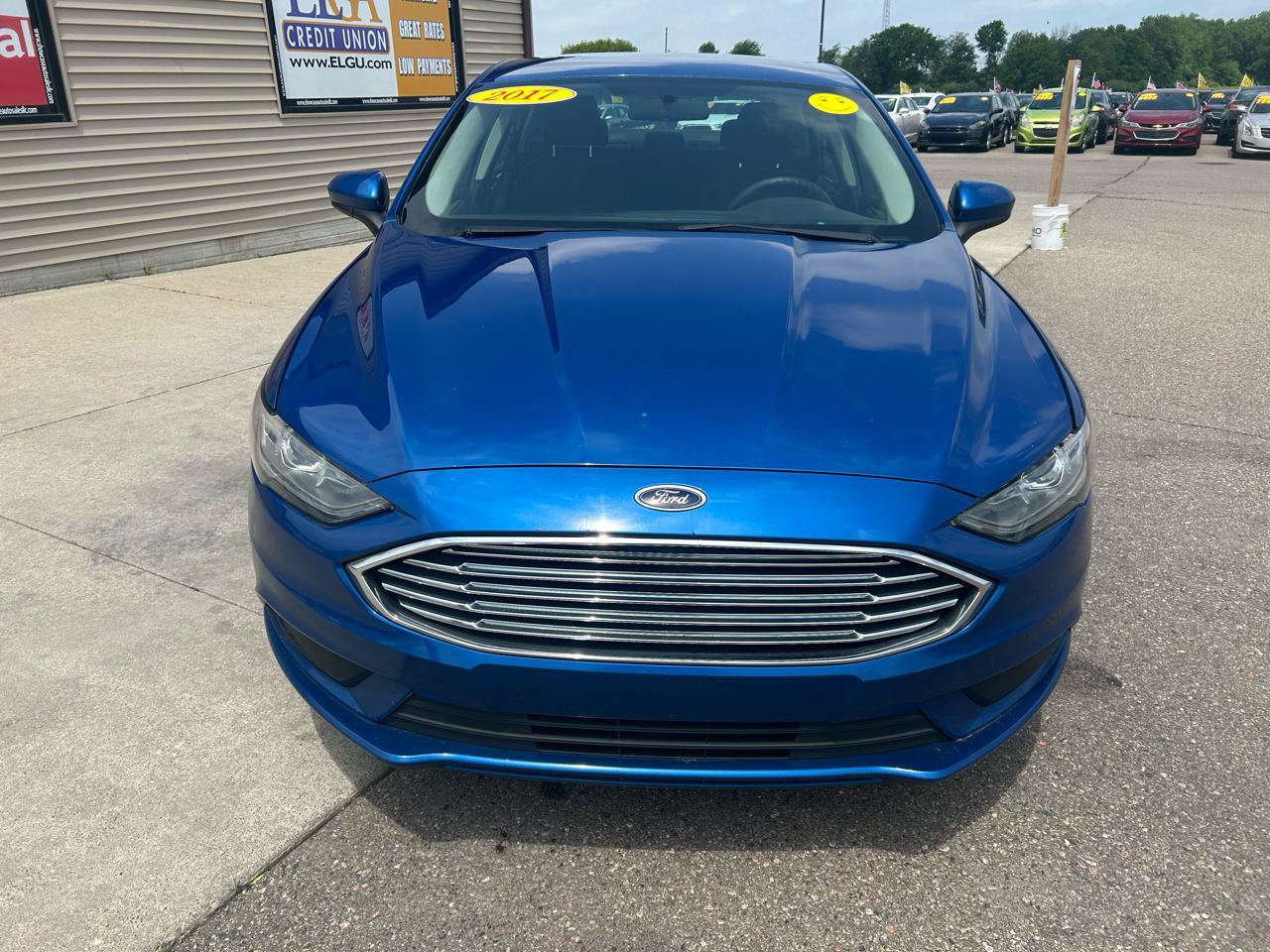 Used 2017 Ford Fusion SE w/ Fusion SE Technology Package FWD image 2