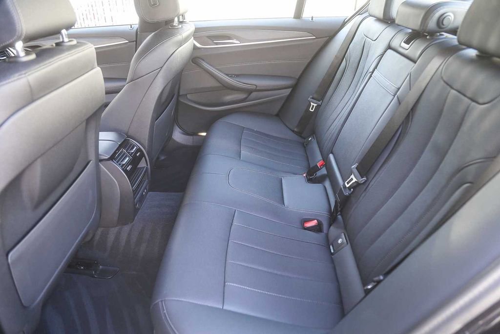 Certified 2023 BMW 530e w/ Convenience Package image 15